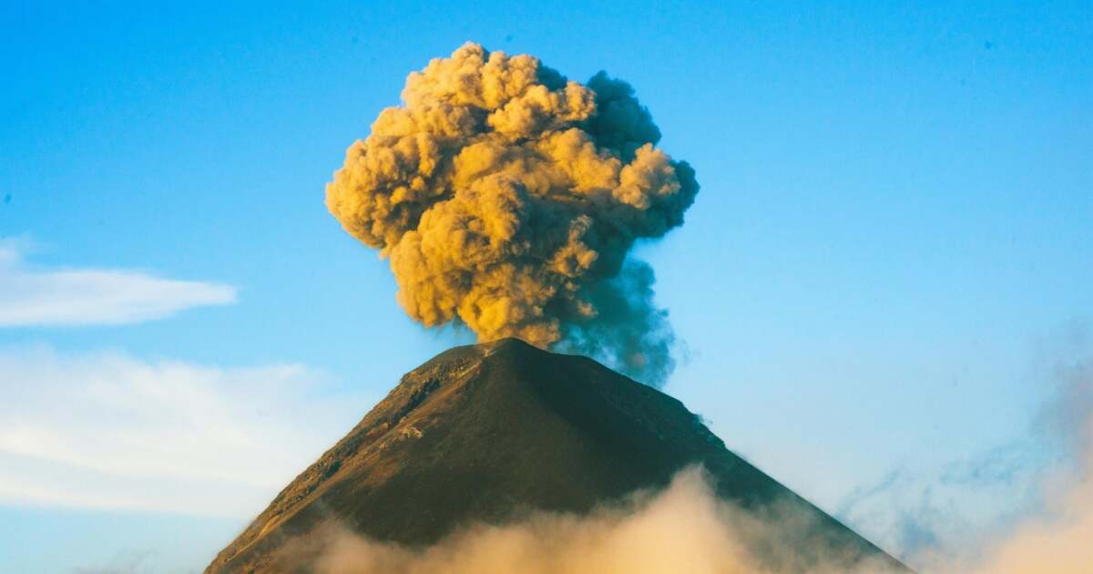 difference between earthquake and volcano