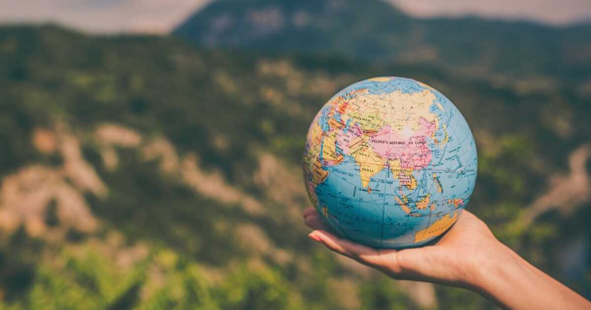 difference between longitude and latitude