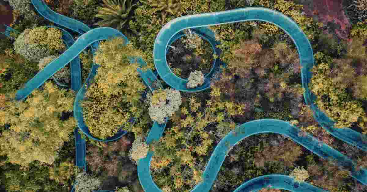 difference between meanders and oxbow lakes