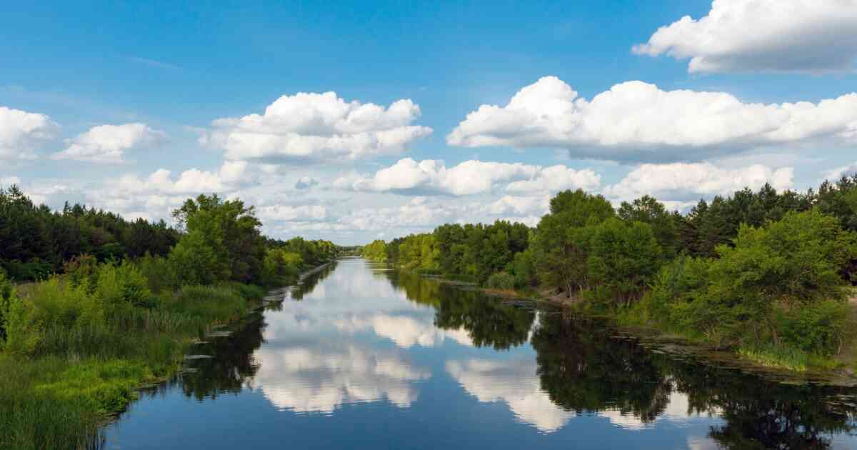 difference between a river and a lake