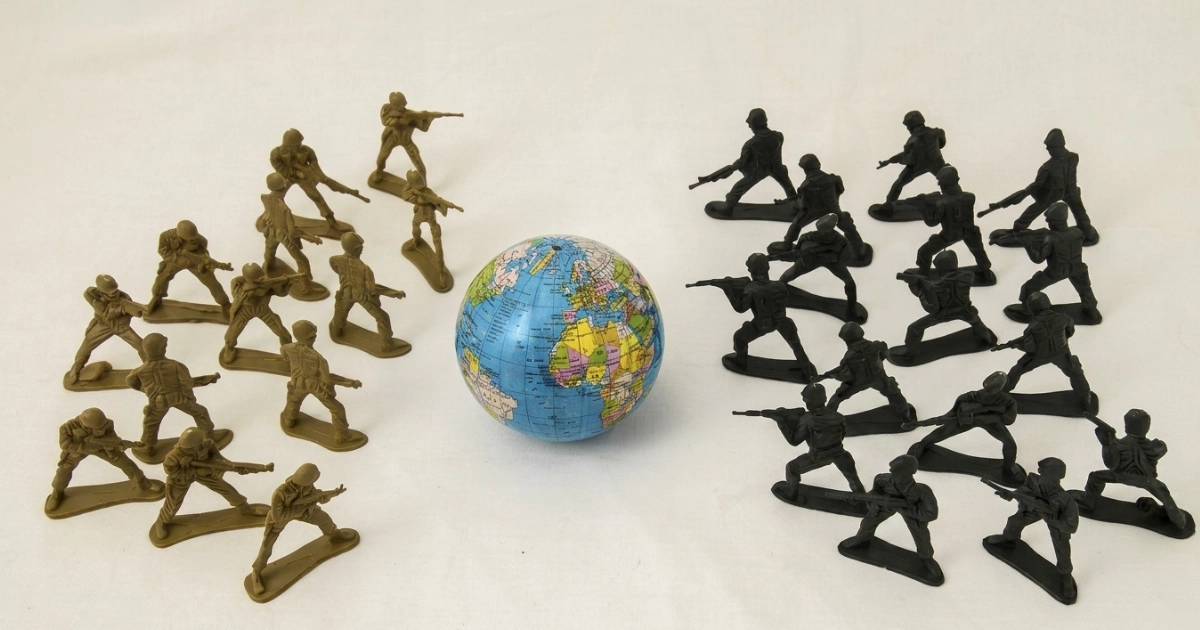 Difference between cold war and world war diagram showing direct combat versus political rivalry